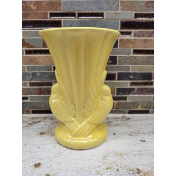Vintage Sunshine Yellow Shawnee Pottery Vase, Double Doves, USA 829 - Picture 2 of 7
